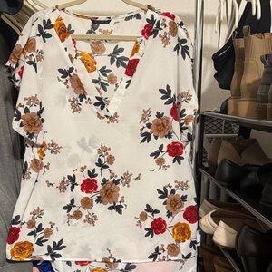 🏷️CLEARANCE🏷️ SHEIN Floral V-Neck Blouse